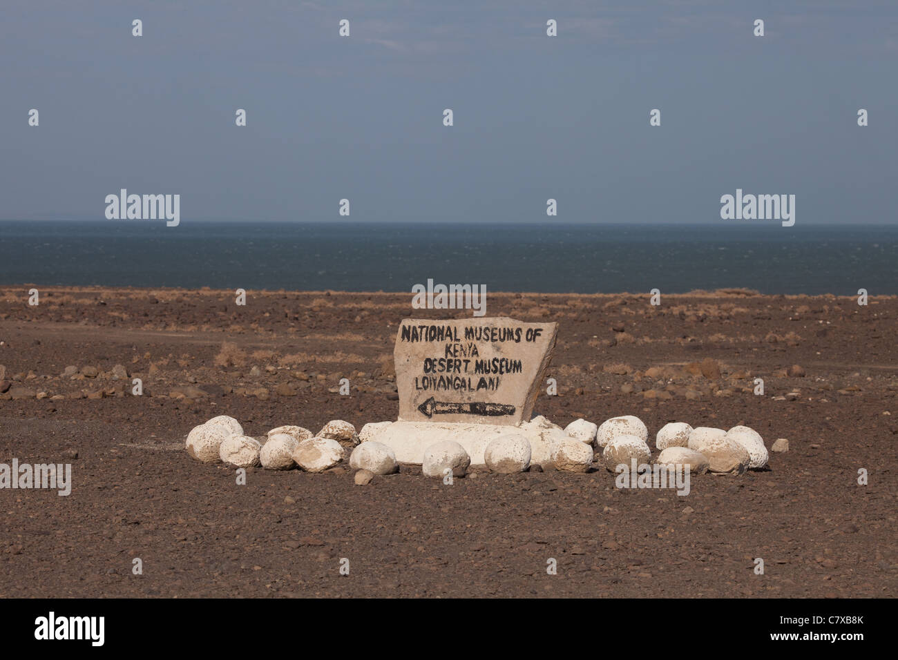 Signe de pierre aux Musées nationaux du Kenya, le lac Turkana, Kenya, Afrique, Loiyangalani Banque D'Images
