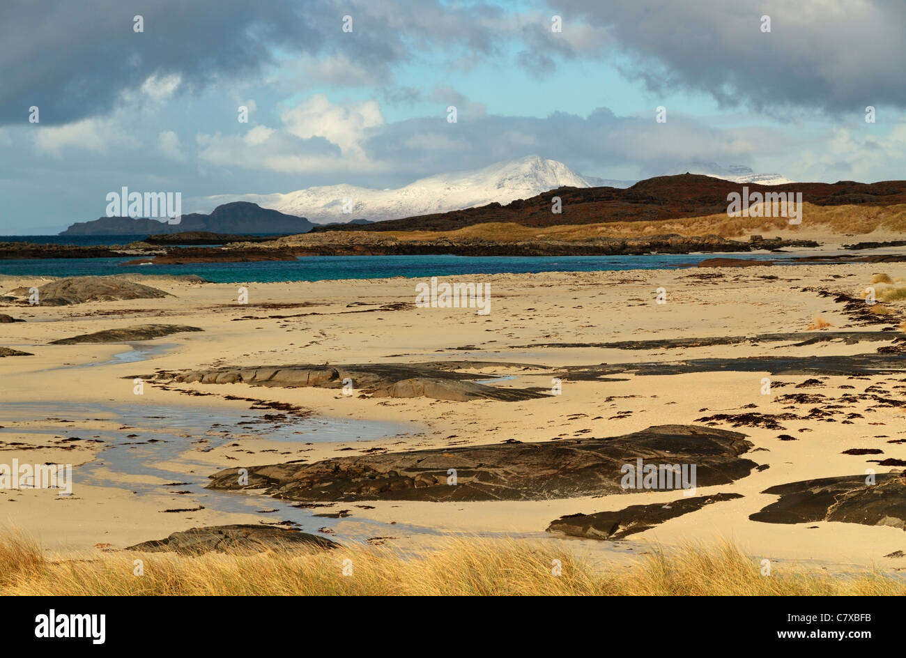 Baie de Sanna, île de Muck et l'île enneigée de Rum à distance, Portuaik à Sanna Coastal Walk, Ardnamurchan, Écosse, Royaume-Uni Banque D'Images