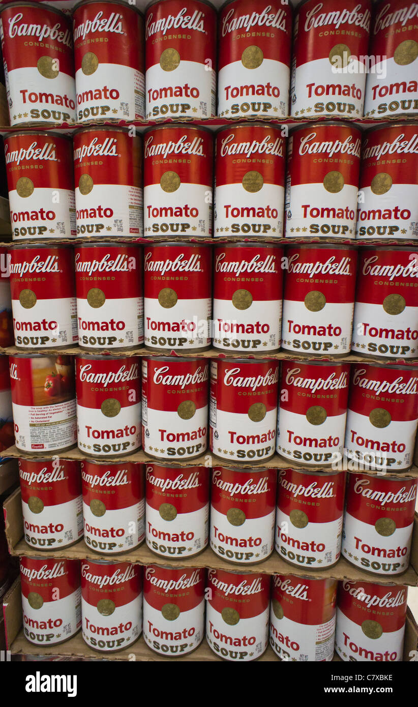 Boîtes de Campbell's Tomato Soup sont vus dans un supermarché de New York vendredi, 30 Septembre, 2011. (© Richard B. Levine) Banque D'Images