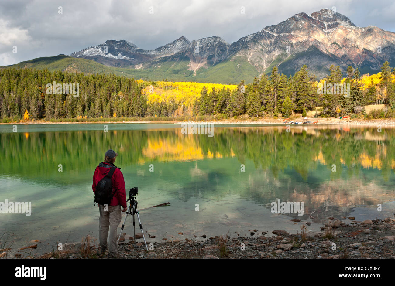 Patricia Lake et Pyramid Mountain à l'automne matin-Jasper, Jasper National Park, Alberta, Canada. Banque D'Images