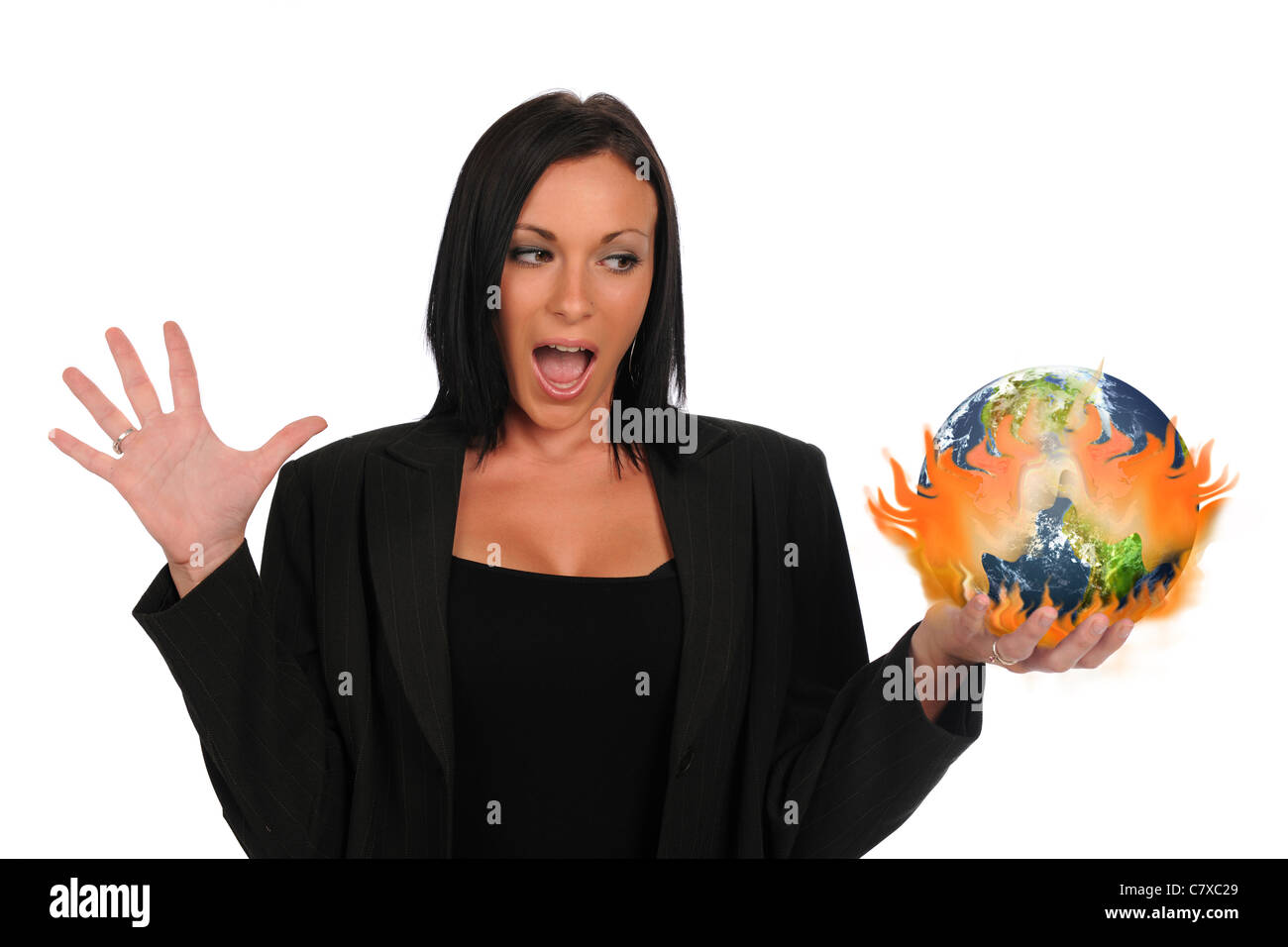 Businesswoman holding la masse sur le feu comme une métaphore pour le réchauffement climatique Banque D'Images