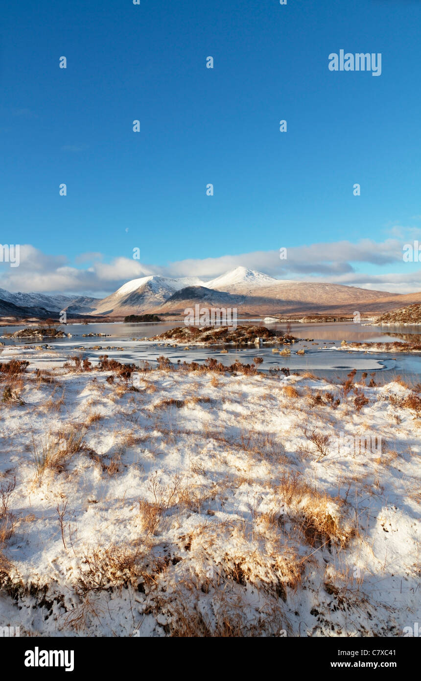 Rannoch Moor en hiver, Loch Nah-Ahlaise (Lochan Na H Achlaise) Mont noir en arrière-plan, région des Highlands, Écosse, Royaume-Uni Banque D'Images