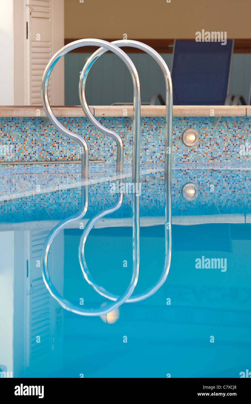 Piscine vide réflexions à bord du bateau de croisière Banque D'Images