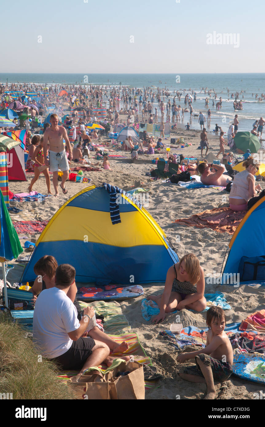 Sur la journée d'octobre le plus chaud jamais enregistré au Royaume-Uni. La plage bondée à West Wittering, West Sussex, UK. Le 1er octobre Banque D'Images