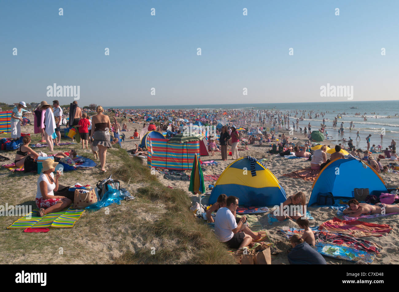 Sur la journée d'octobre le plus chaud jamais enregistré au Royaume-Uni. La plage bondée à West Wittering, West Sussex, UK. Le 1er octobre Banque D'Images