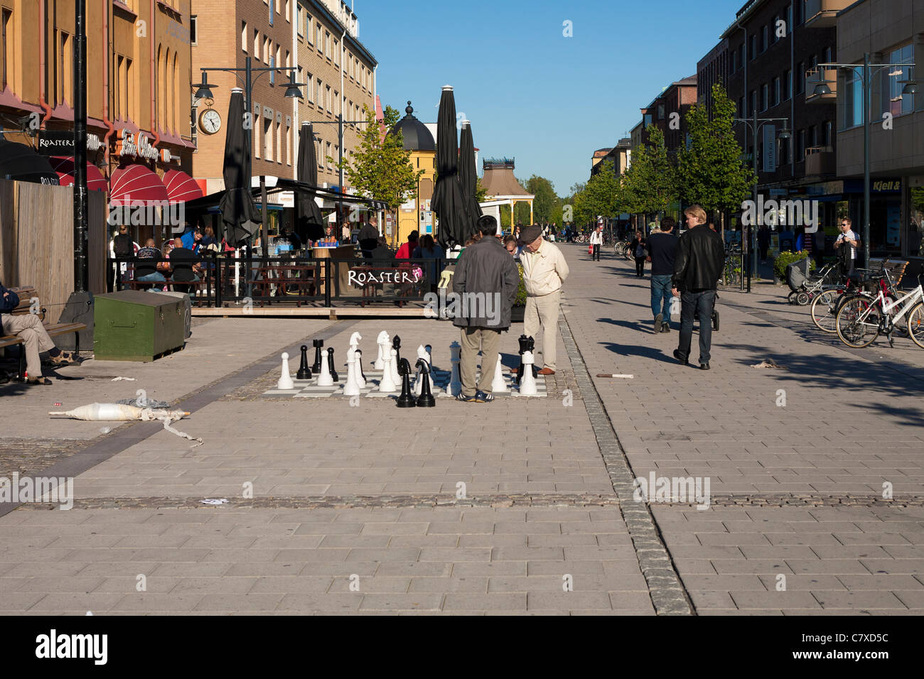 Les gens dans la rue à Luleå, en Suède, en jouant aux échecs Banque D'Images