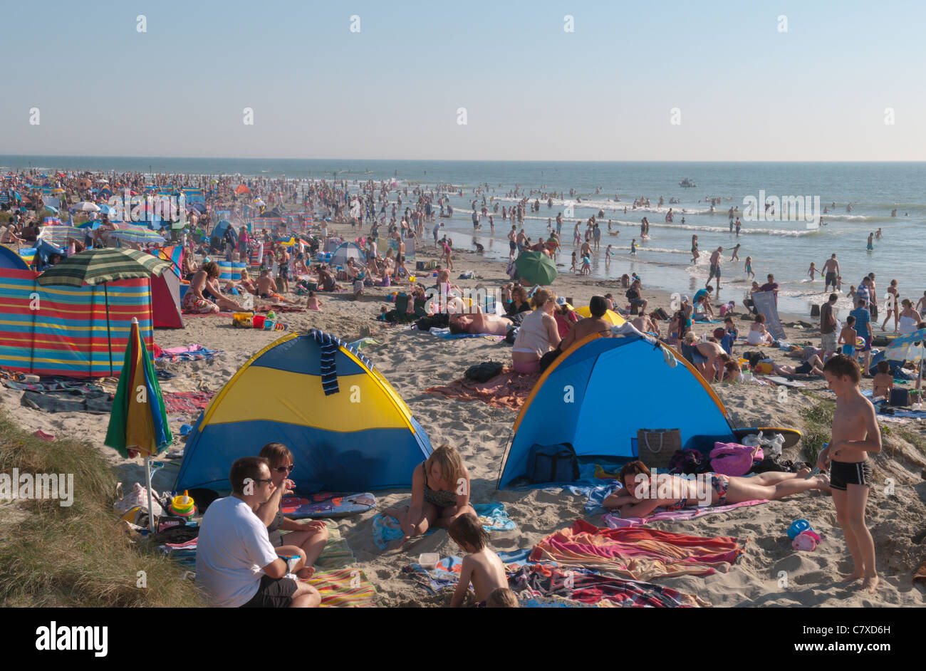 Sur la journée d'octobre le plus chaud jamais enregistré au Royaume-Uni. La plage bondée à West Wittering, West Sussex, UK. Le 1er octobre Banque D'Images
