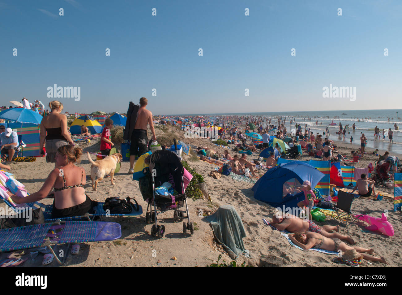 Sur la journée d'octobre le plus chaud jamais enregistré au Royaume-Uni. La plage bondée à West Wittering, West Sussex, UK. Le 1er octobre Banque D'Images