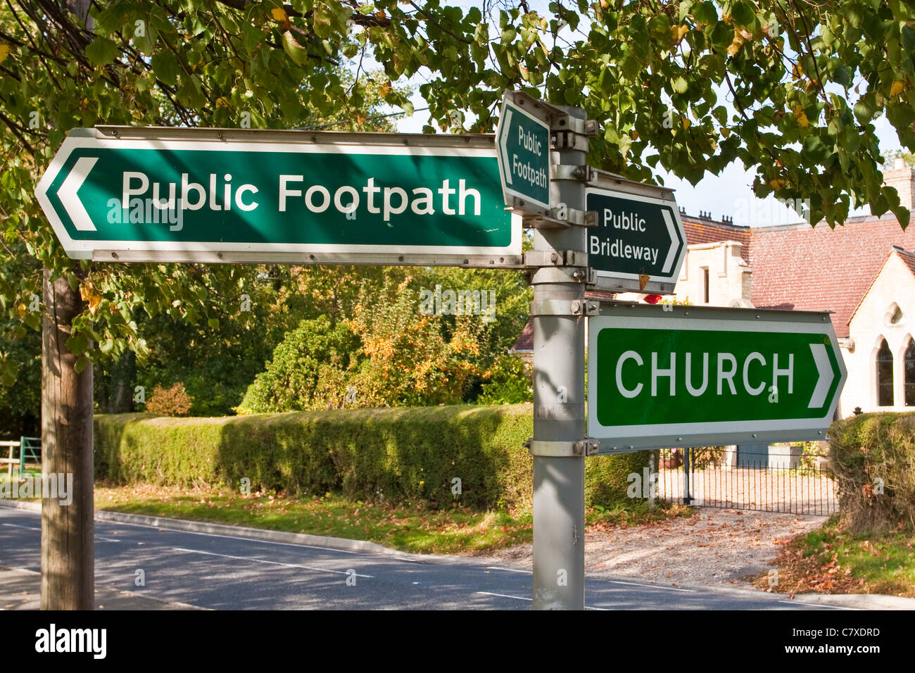 Sentier Public, bridleway et signes de l'église dans un village de Cambridgeshire, Royaume-Uni Banque D'Images