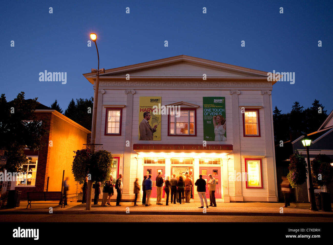 Canada, Ontario, Niagara-on-the-Lake, Shaw Festival, le théâtre Royal George allumé à la tombée de la nuit avec des gens qui attendent d'entrer Banque D'Images