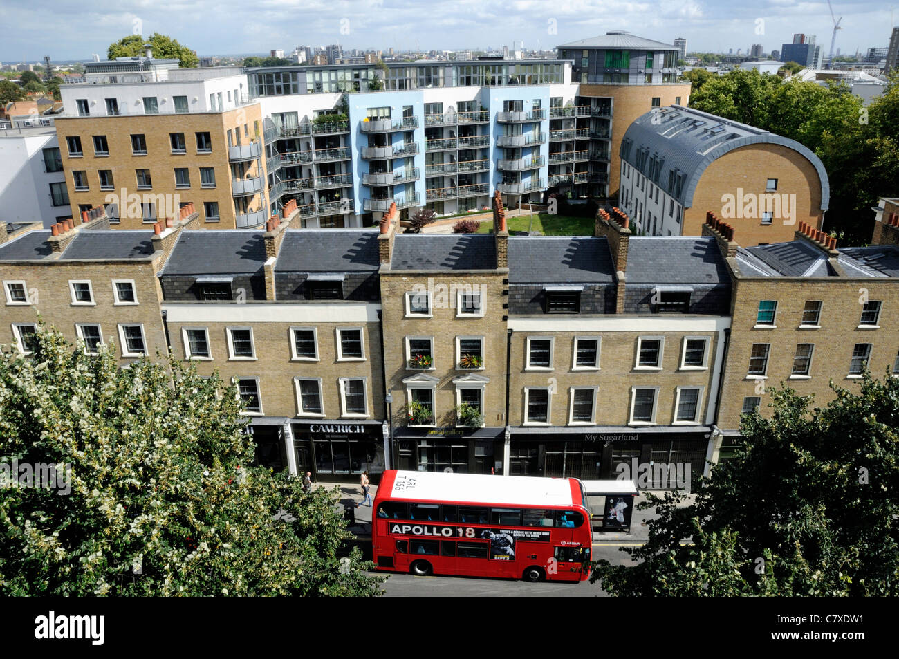 St John Street EC1 du dessus montrant des maisons mitoyennes de style Victorien avec des magasins ci-dessous avec des appartements modernes et derrière le bus rouge à l'avant Banque D'Images