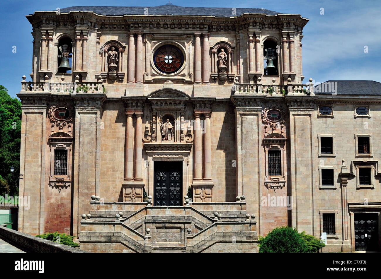 L'Espagne, Saint James Way : façade principale du monastère de Samos en Galice Banque D'Images