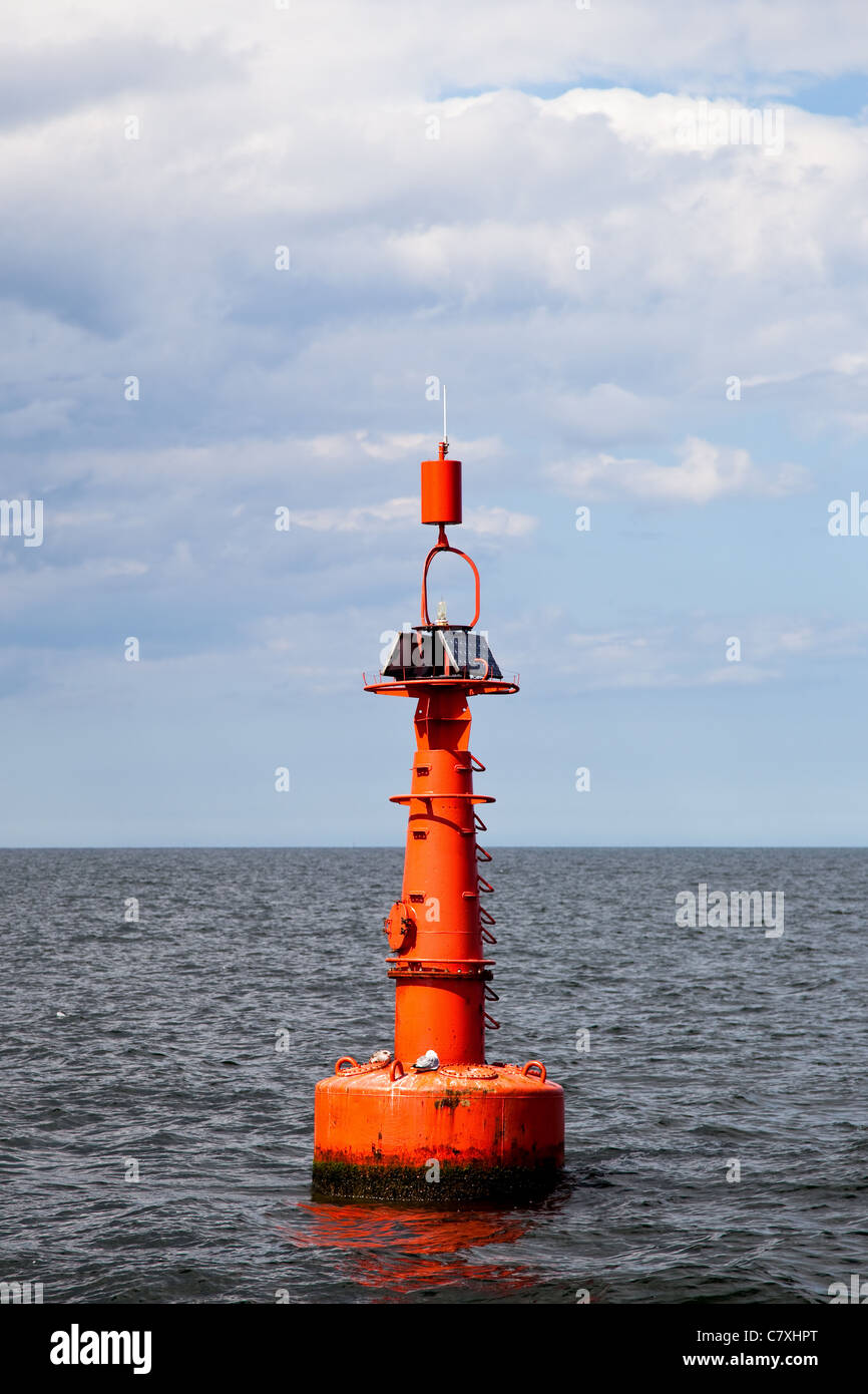 La bouée rouge dans la mer Baltique. Banque D'Images