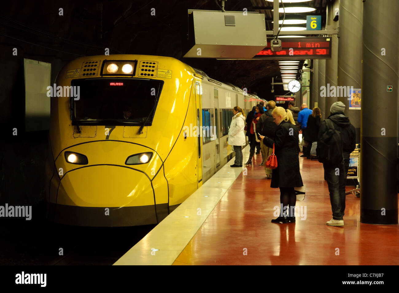 Train à grande vitesse dans le métro Gare de l'aéroport ; la grande vitesse ferroviaire ; transport public transport de voyageurs rapide ; Banque D'Images