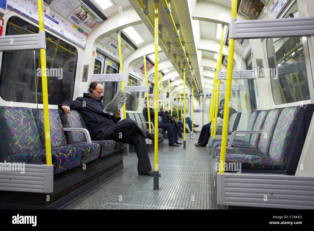 L'intérieur du train en métro London Circle Line est à la sortie du pic Banque D'Images