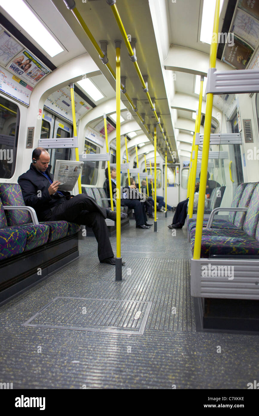 Circle Line train de tube intérieur hors pointe Banque D'Images