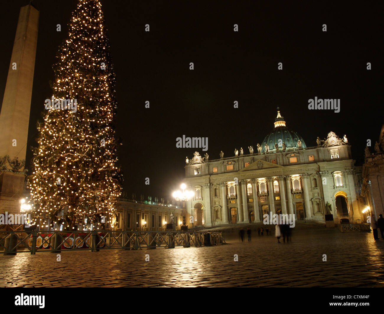 Photo de nuit de la Basilique Saint Pierre du Vatican avec d'immenses arbres de Noël éclairé, Rome, Latium, Italie Banque D'Images