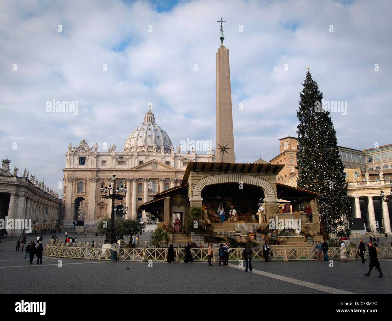 Chaque année la célèbre scène de la nativité et l'immense arbre de Noël sur la place Saint Pierre au Vatican Rome Italie Banque D'Images