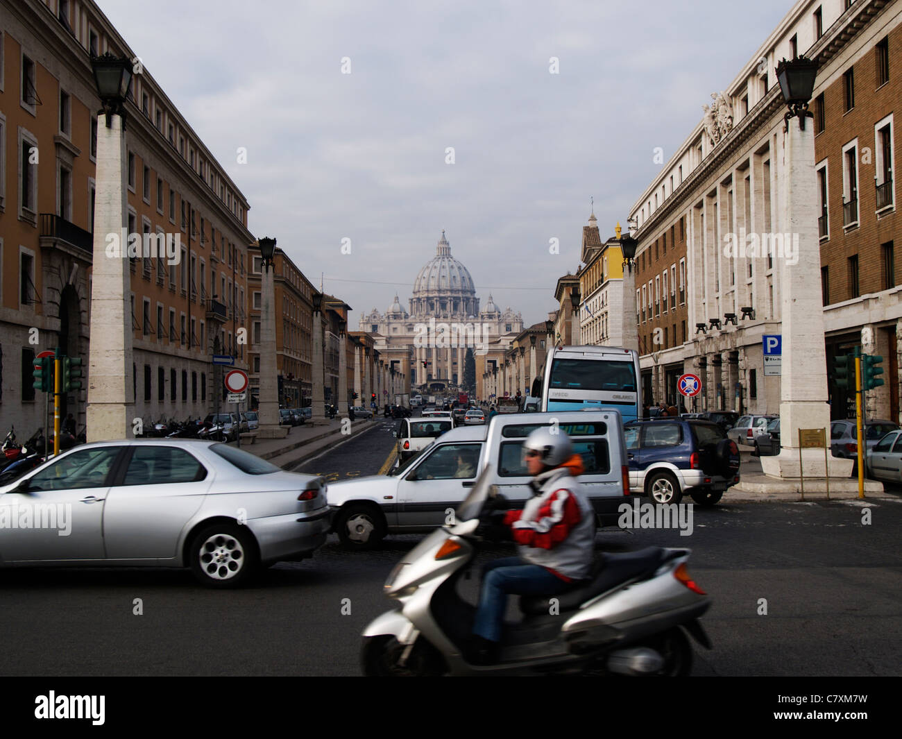Ancienne et nouvelle : le trafic important près de l'un des plus célèbres dans le monde entier, Basilique Saint-Pierre, Vatican, Rome, Italie Banque D'Images