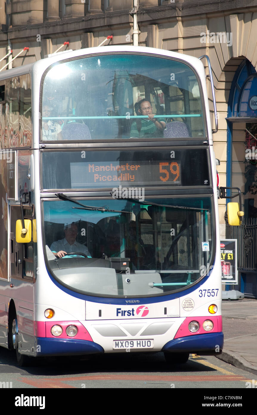 Premier bus à deux étages au centre-ville de Manchester. Banque D'Images