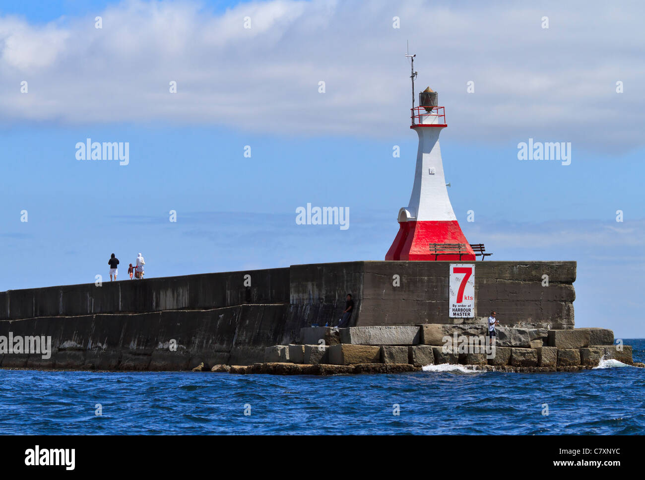 Phare et mur de l'entrée du port de Victoria, Colombie-Britannique Banque D'Images