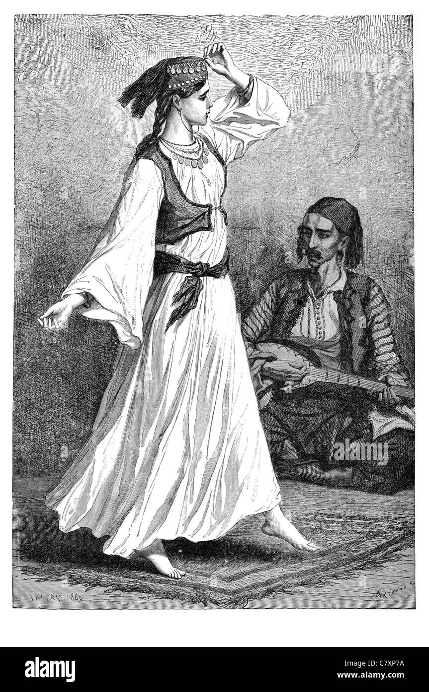 Girl Kolo danse folklorique bosniaque dansé danseur bosniaques costume tradition musicale musique instrument robe Banque D'Images