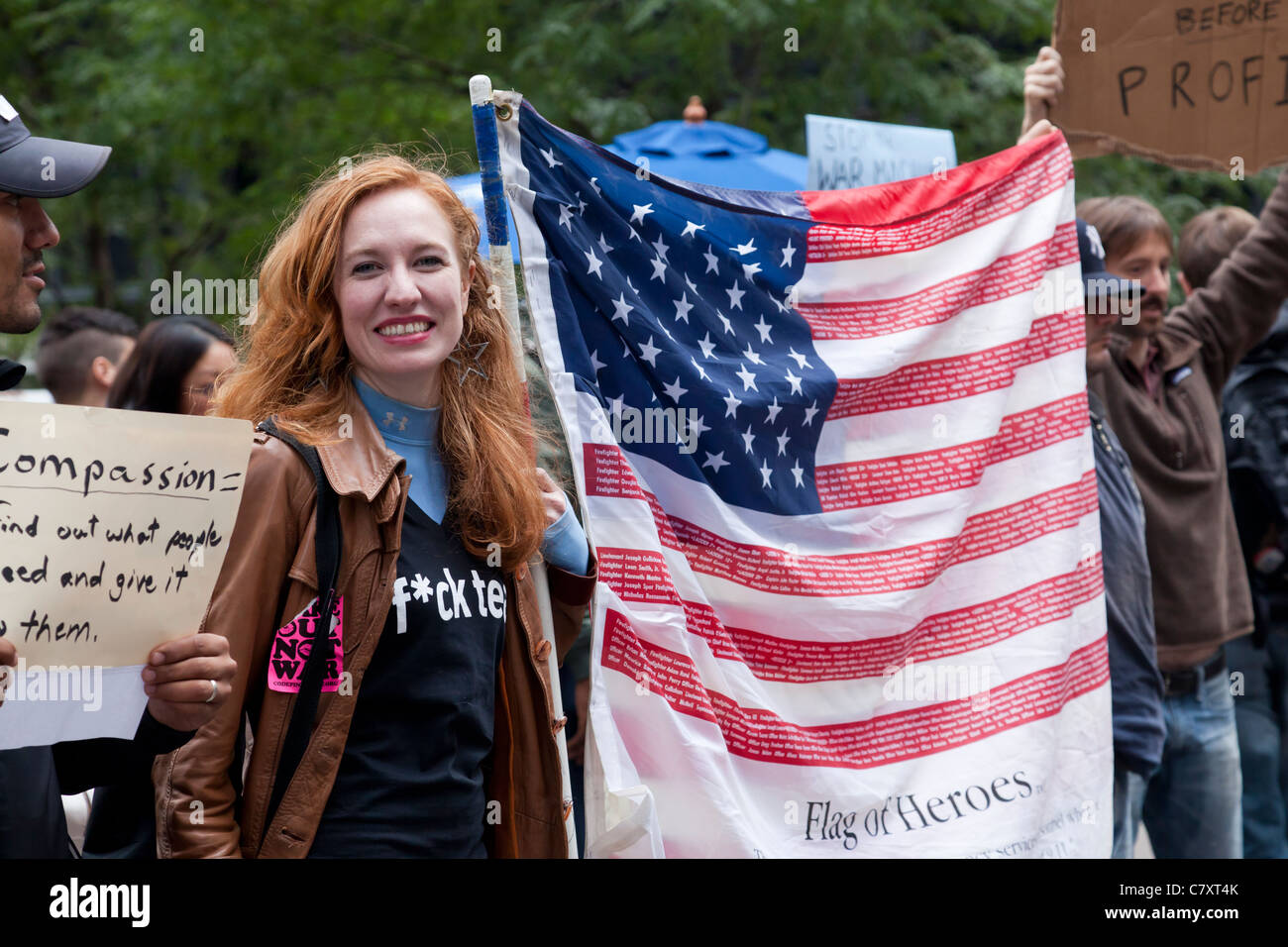 Une femme est titulaire d'une "pavillon d'Heroes' avec les noms des premiers intervenants de tombé le 11 septembre à l'Occupy Wall Street protests. Banque D'Images Une femme est titulaire d'une "pavillon d'Heroes' avec les noms des premiers intervenants de tombé le 11 septembre à l'Occupy Wall Street protests. Banque D'Images