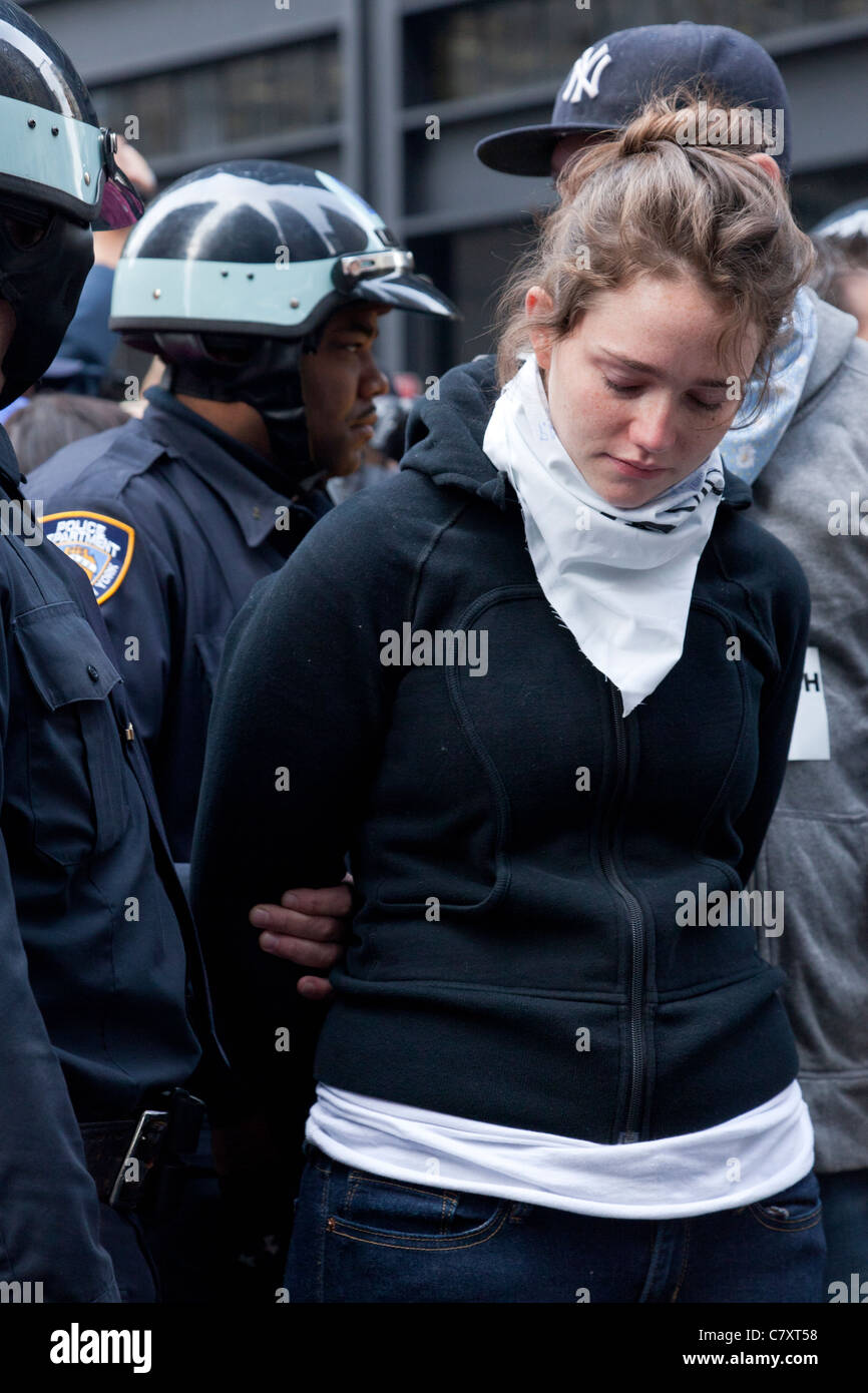 Une femme est emmené par la police après avoir manifesté à Zucotti Park dans le sud de Manhattan dans le cadre de la manifestations Occupy Wall Street. Banque D'Images Une femme est emmené par la police après avoir manifesté à Zucotti Park dans le sud de Manhattan dans le cadre de la manifestations Occupy Wall Street. Banque D'Images