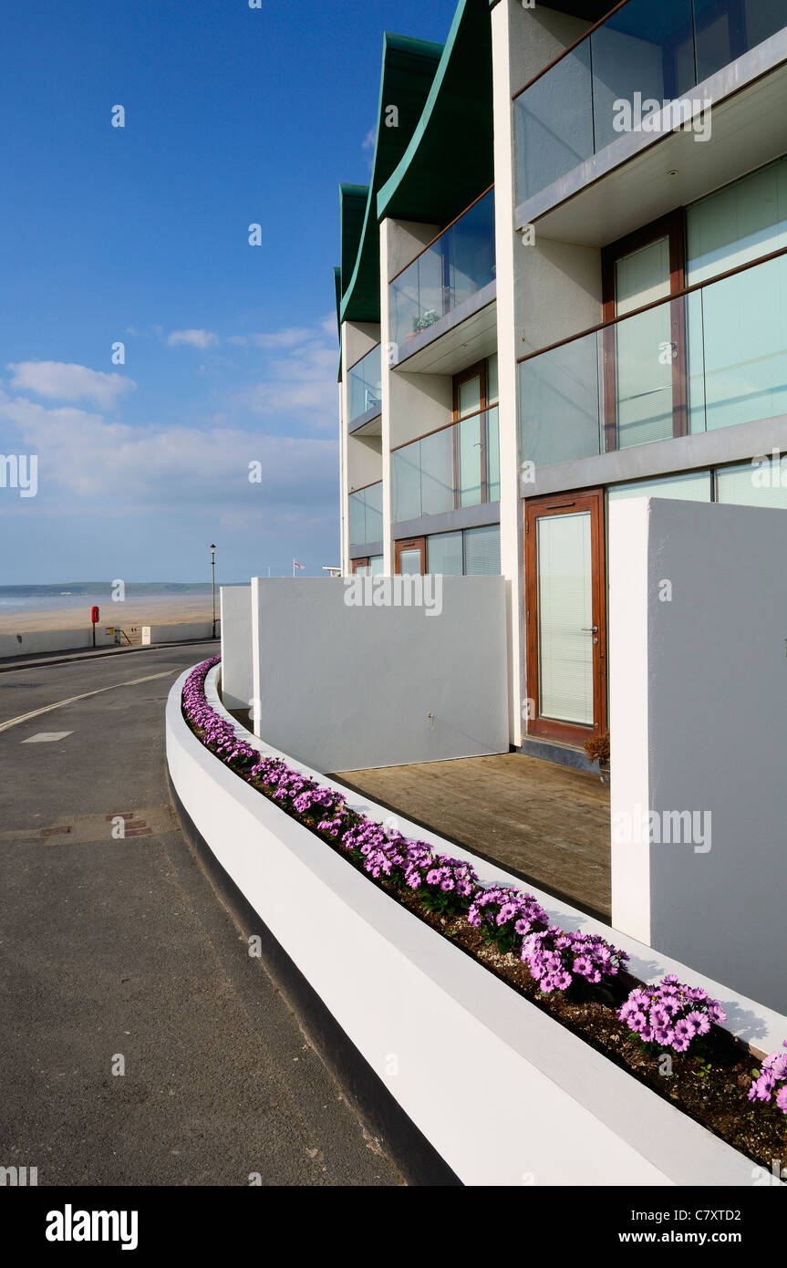 Le Nautilus apartments primé par l'architecte Guy Greenfield sur le front de mer de la station balnéaire de Westward Ho !, Devon, Angleterre. Banque D'Images