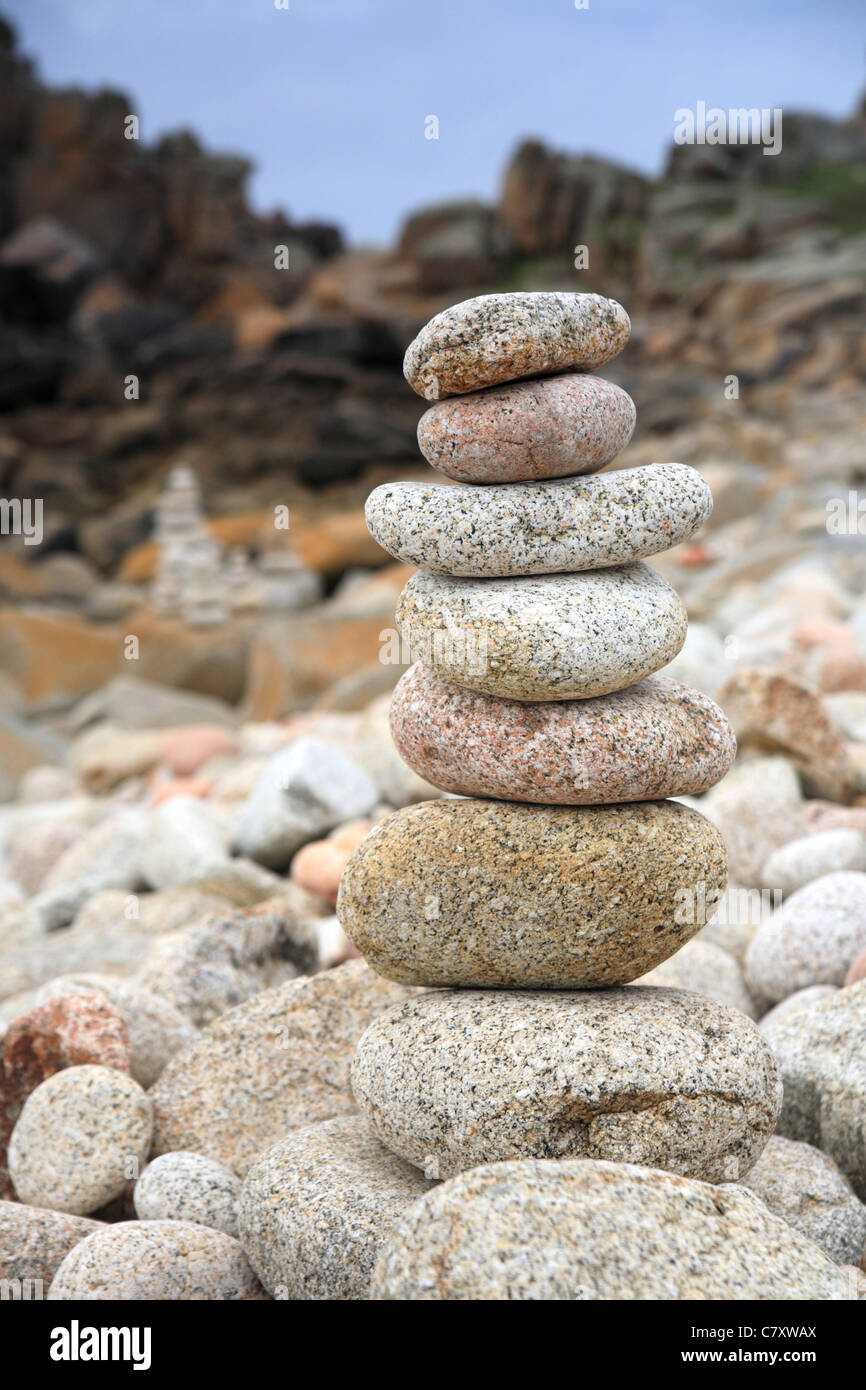 L'empilement de galets sculpture, St Agnes, Killier Porth, Penzance, Cornwall. Banque D'Images