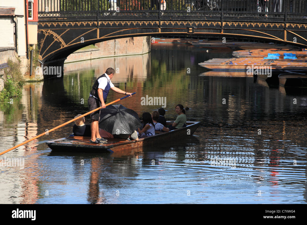 Promenades en barque sur la rivière Cam à Madeleine pont, les touristes, Cambridge river, punt tours. Banque D'Images