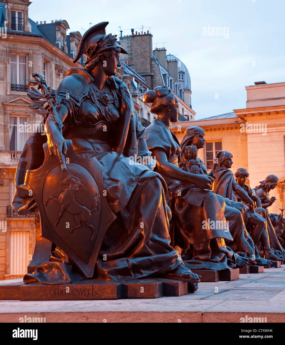 Paris - la statue de l'Europe, par Pierre Alexandre Schoenewerk devant le musée d'Orsay à partir de fin 19. cent Banque D'Images