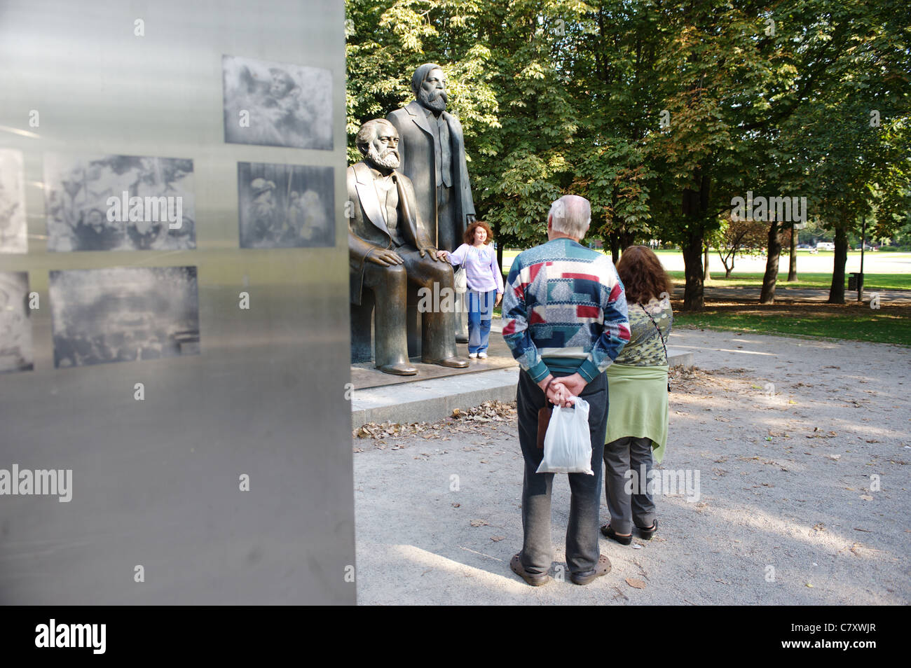 Sculpture par Ludwig Engelhardt de Karl Marx et Friedrich Engels à Berlin, Allemagne Banque D'Images