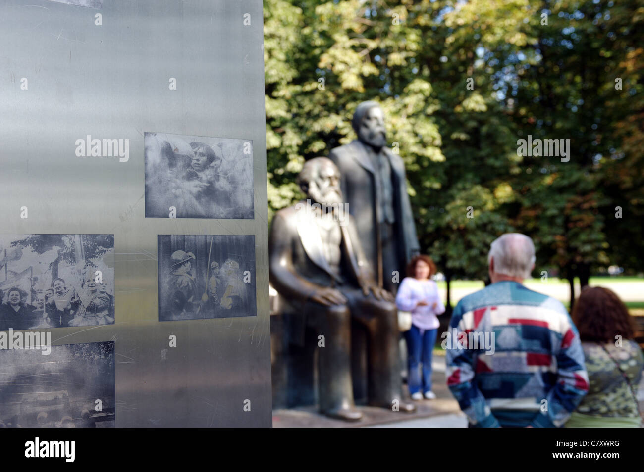 Sculpture par Ludwig Engelhardt de Karl Marx et Friedrich Engels à Berlin, Allemagne Banque D'Images