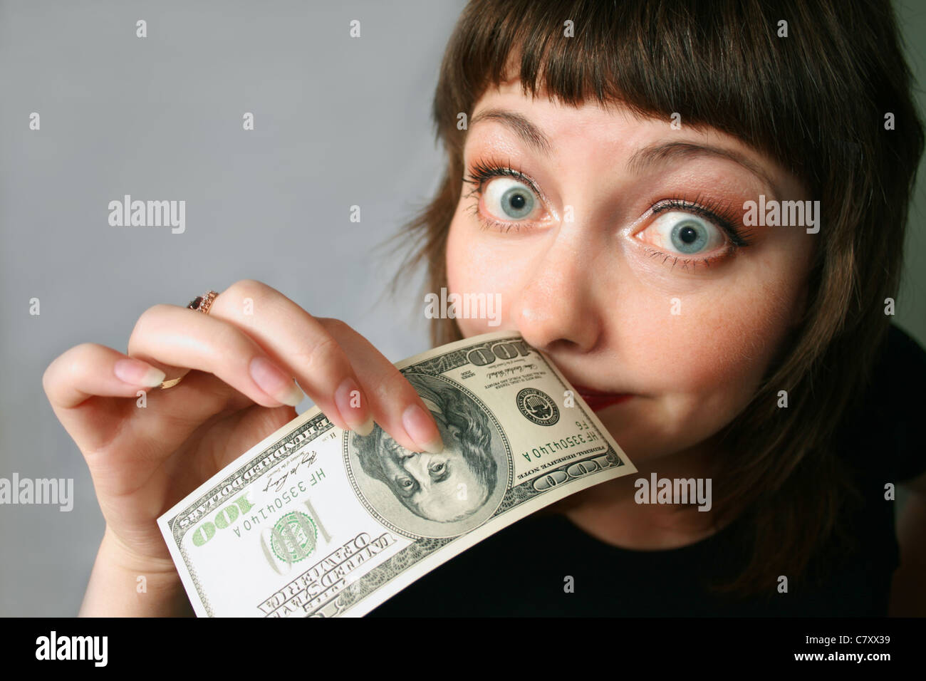 Femme aux mains d'argent, à la stupide avec elle-même Banque D'Images