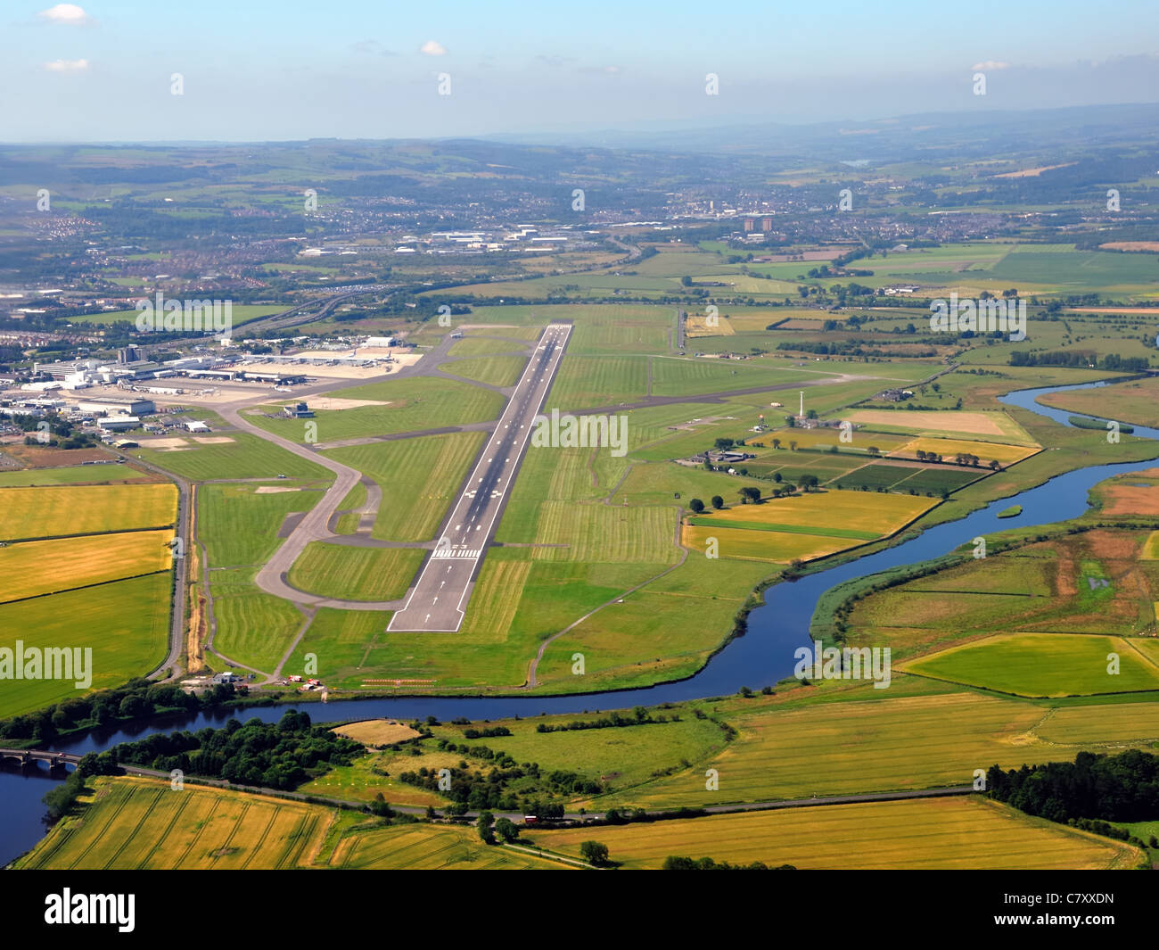 La piste principale de l'aéroport international de Glasgow et de l'eau Panier Noir, Ecosse, Royaume-Uni. Banque D'Images