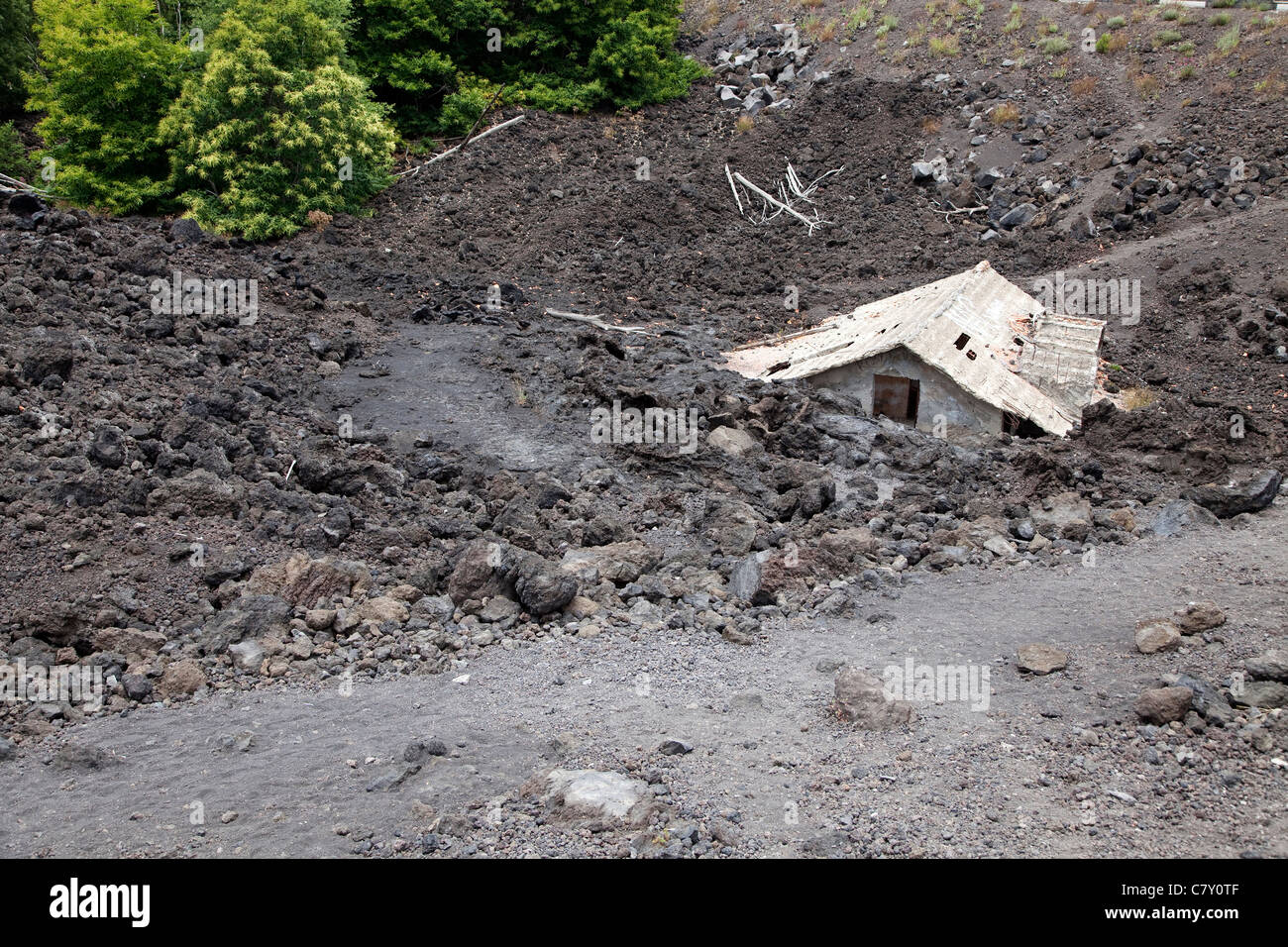 Les catastrophes naturelles, maison abandonnée détruite par la lave, l'Etna, l'Etna, Sicile, Sicile, Italie Banque D'Images