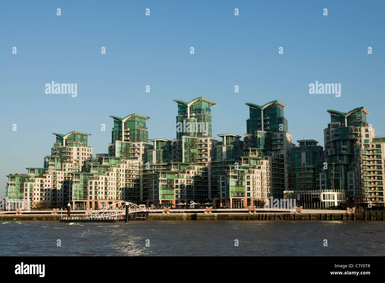 St George Wharf sur les rives de la Tamise, Vauxhall, Londres, Angleterre, Royaume-Uni Banque D'Images