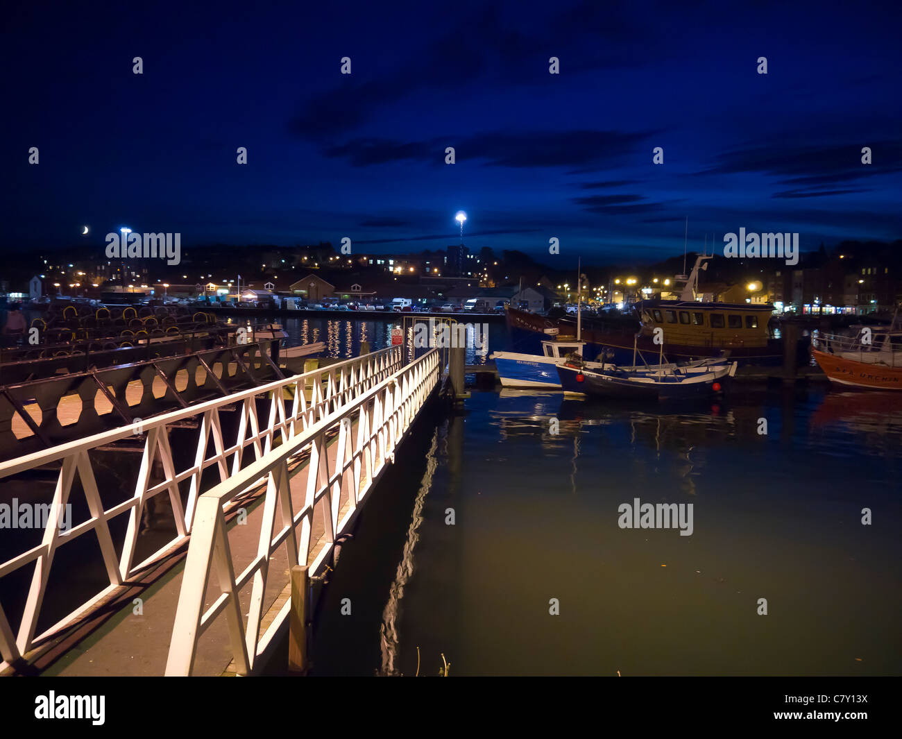Whitby Harbour petite embarcation de plaisance moorings at night Banque D'Images