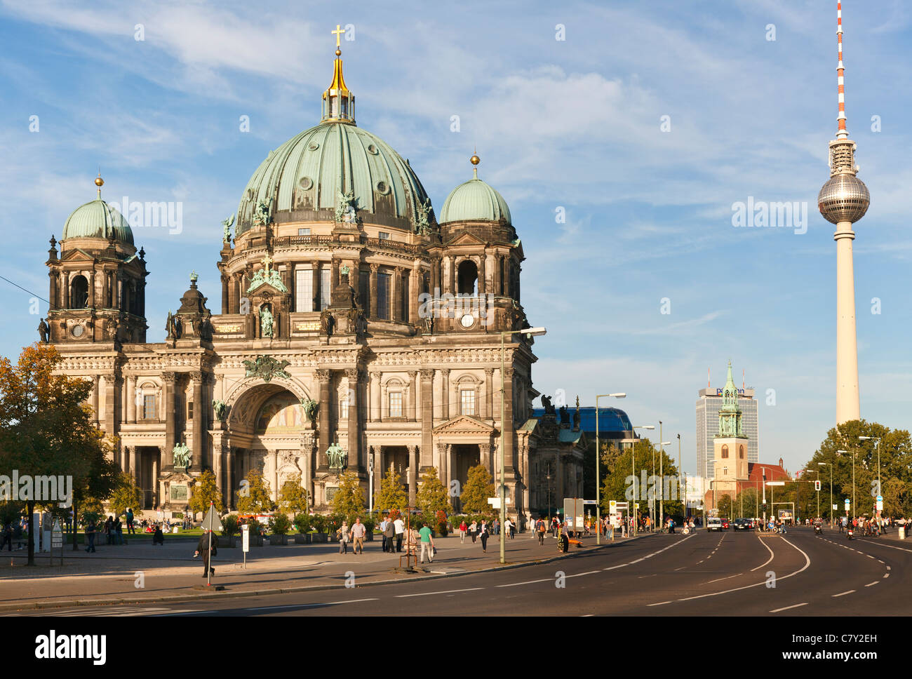 Vue vers la cathédrale, la tour de télévision et Marienkirche, Berlin, Allemagne Banque D'Images