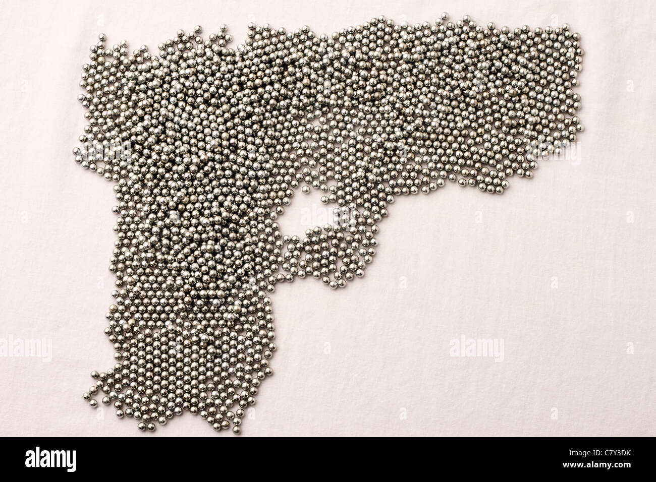 Granulés BB sur la surface blanche en forme d'une arme à feu Banque D'Images