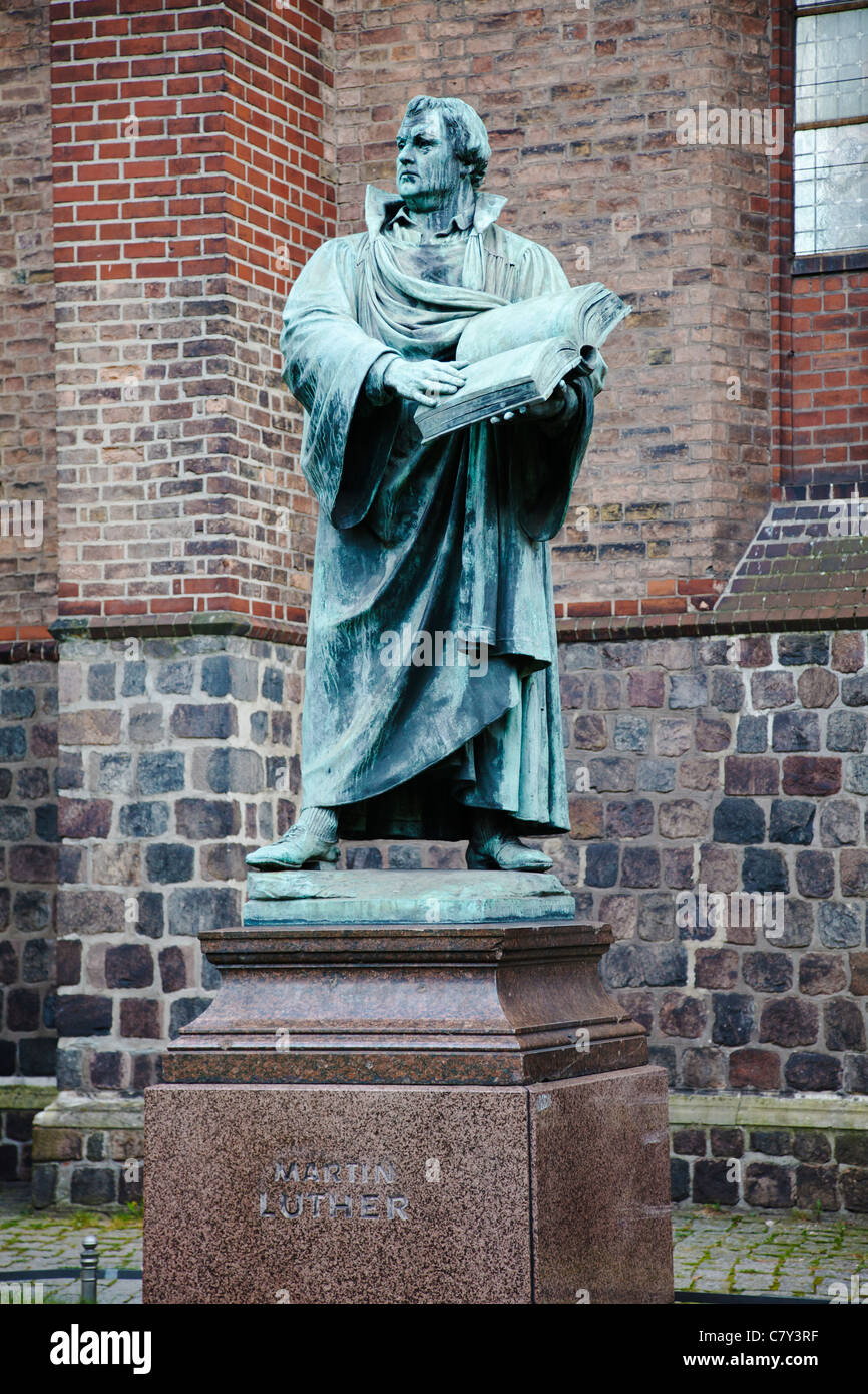 Statue de Martin Luther à l'extérieur de Marienkirche, Berlin, Allemagne Banque D'Images