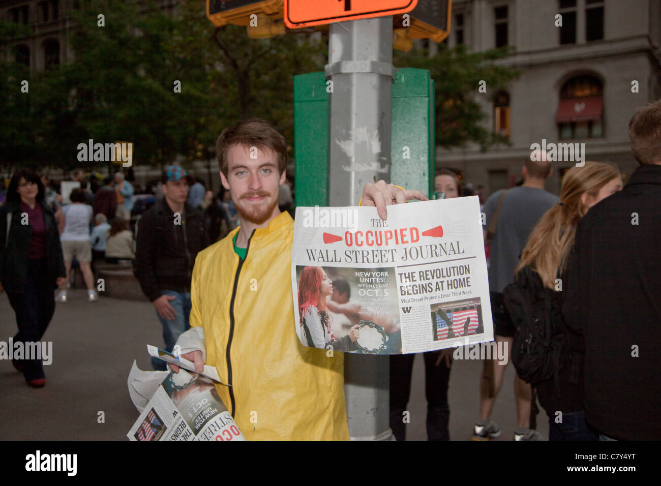 Manifestant Occupy Wall Street à New York City's à Zuccotti Park holding up leur journal publication. Banque D'Images