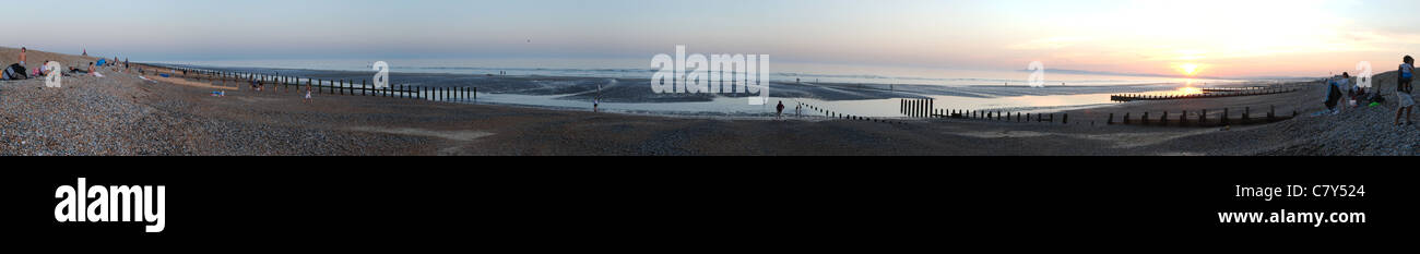 Camber Sands Beach Sunset panorama pano extrême de la mer brise-lames Banque D'Images