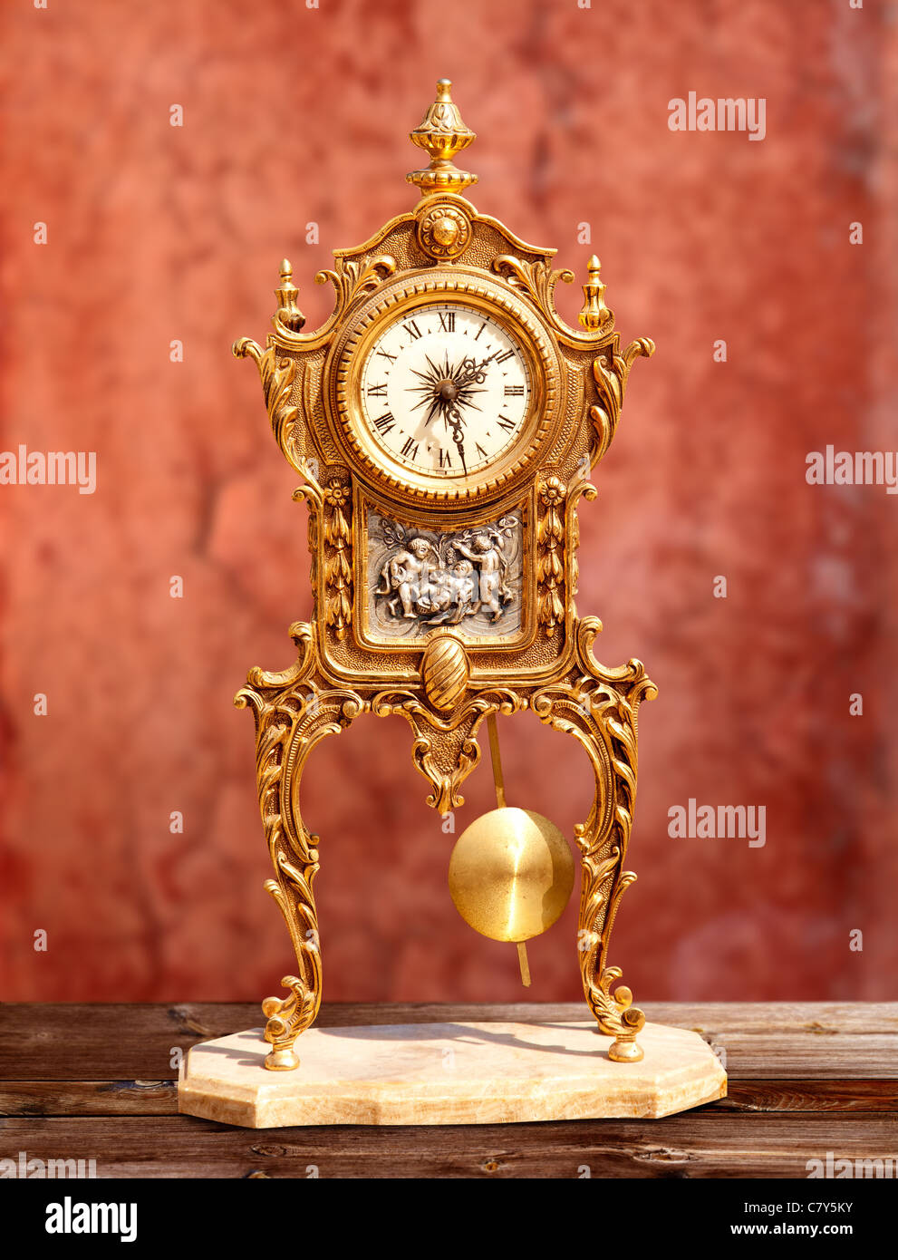 Vintage ancienne horloge à pendule en laiton Banque D'Images