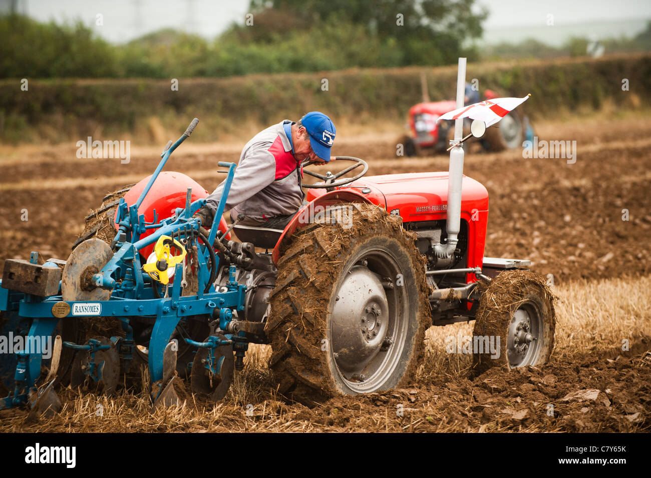 Les agriculteurs à un concours de labour tracteur Vintage, Carew, Pembrokeshire Wales UK Banque D'Images