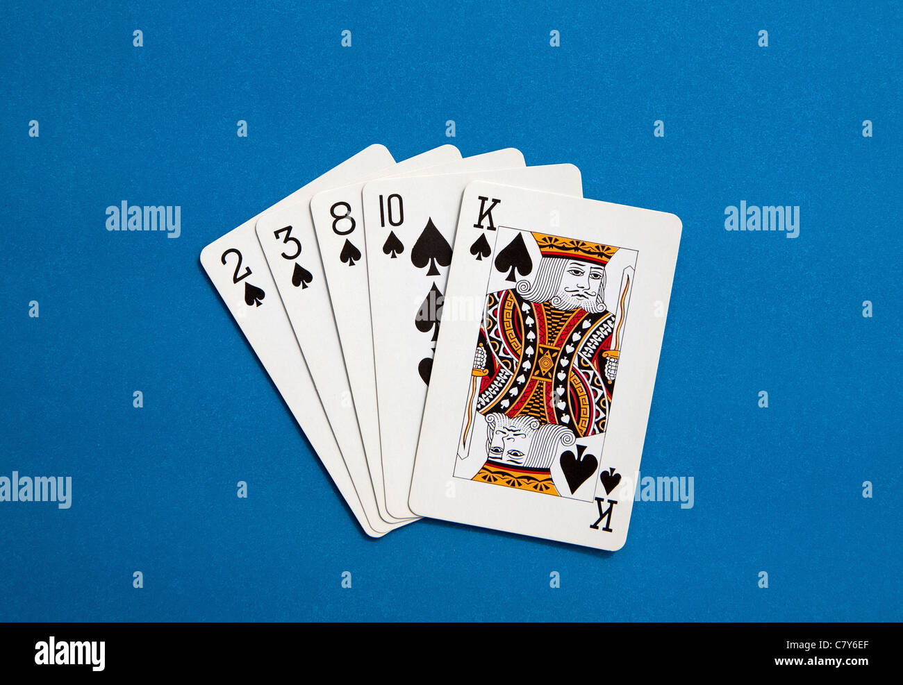 Flush Poker montrant 5 cartes de la même couleur (pique), mais pas dans l'ordre. Banque D'Images