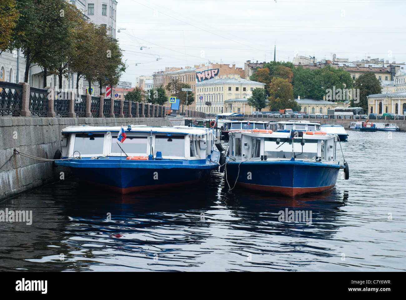 Plaisir bateaux de rivière à Saint-Pétersbourg, Russie Banque D'Images