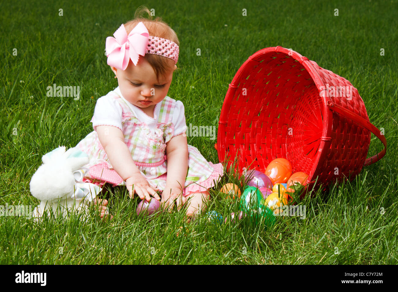 Bebe Jouant Avec Des Oeufs De Paques Tout En Etant Assis A Cote D Un Panier Rouge Renverse Photo Stock Alamy Bebe Jouant Avec Des Oeufs De Paques Tout En Etant Assis A Cote D Un Panier Rouge Renverse Photo Stock Alamy