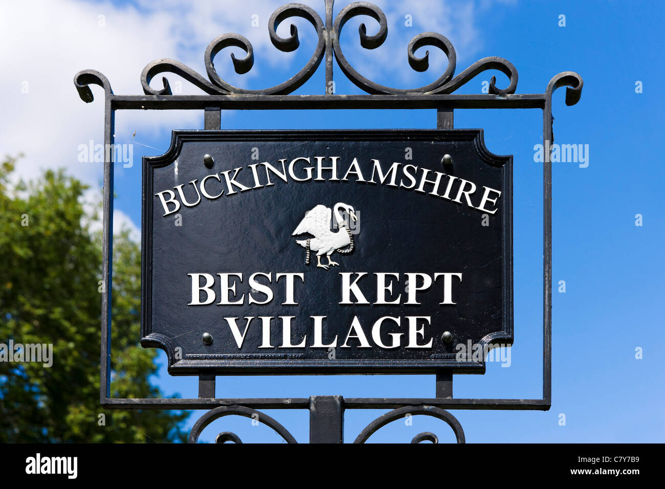 'Village' le mieux gardé de Buckinghamshire signe, High Street, West Wycombe, Buckinghamshire, England, UK Banque D'Images